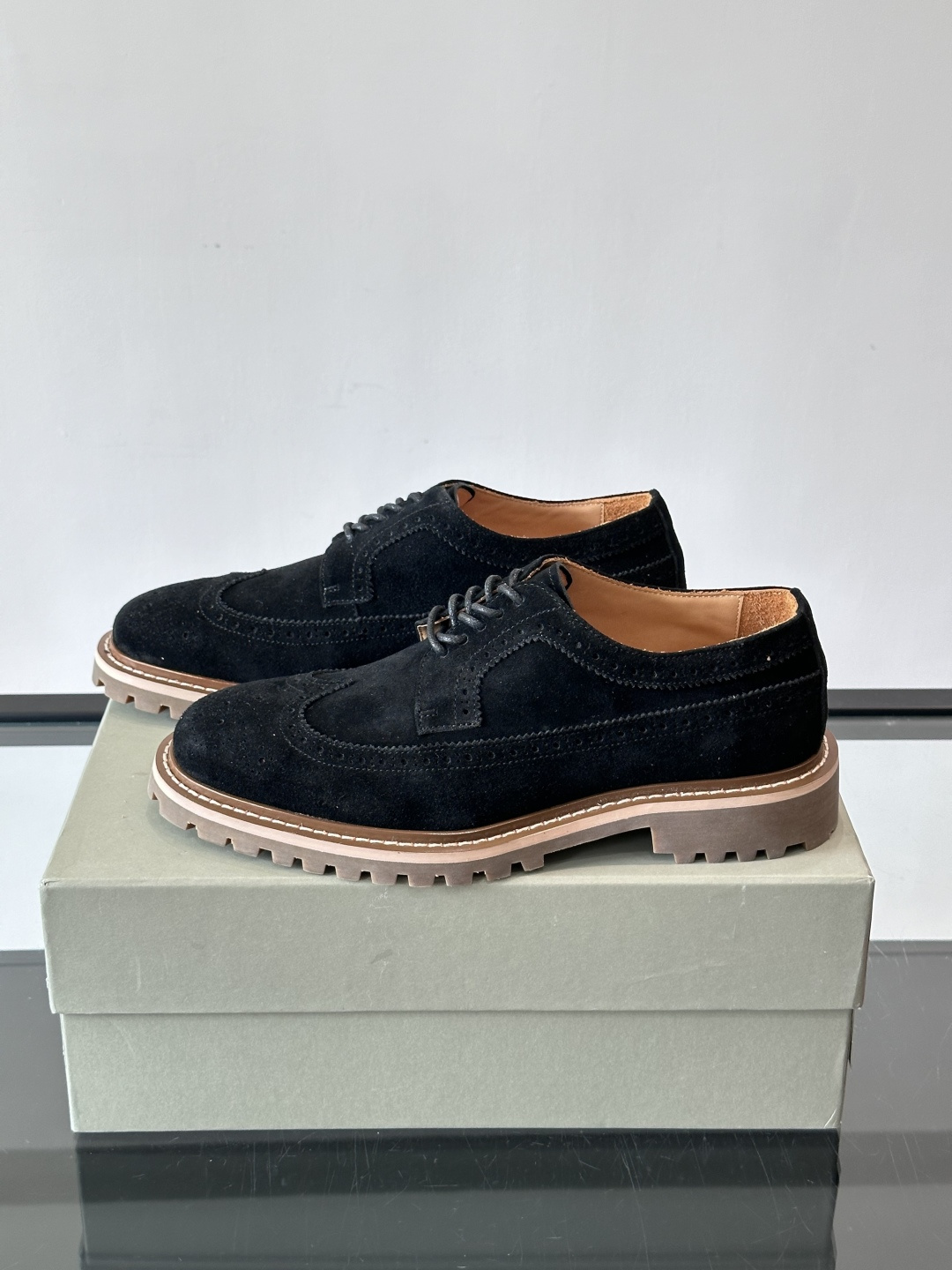 Brunello Cucinelli麂皮雕花德比鞋这双鞋来自意大利奢侈品牌Brunello Cucine