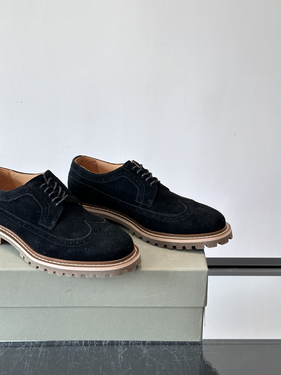 Brunello Cucinelli麂皮雕花德比鞋这双鞋来自意大利奢侈品牌Brunello Cucine