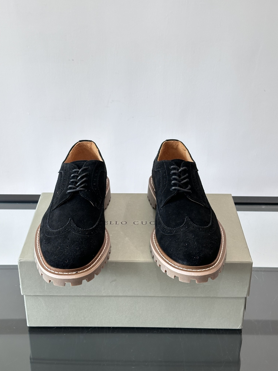 Brunello Cucinelli麂皮雕花德比鞋这双鞋来自意大利奢侈品牌Brunello Cucine