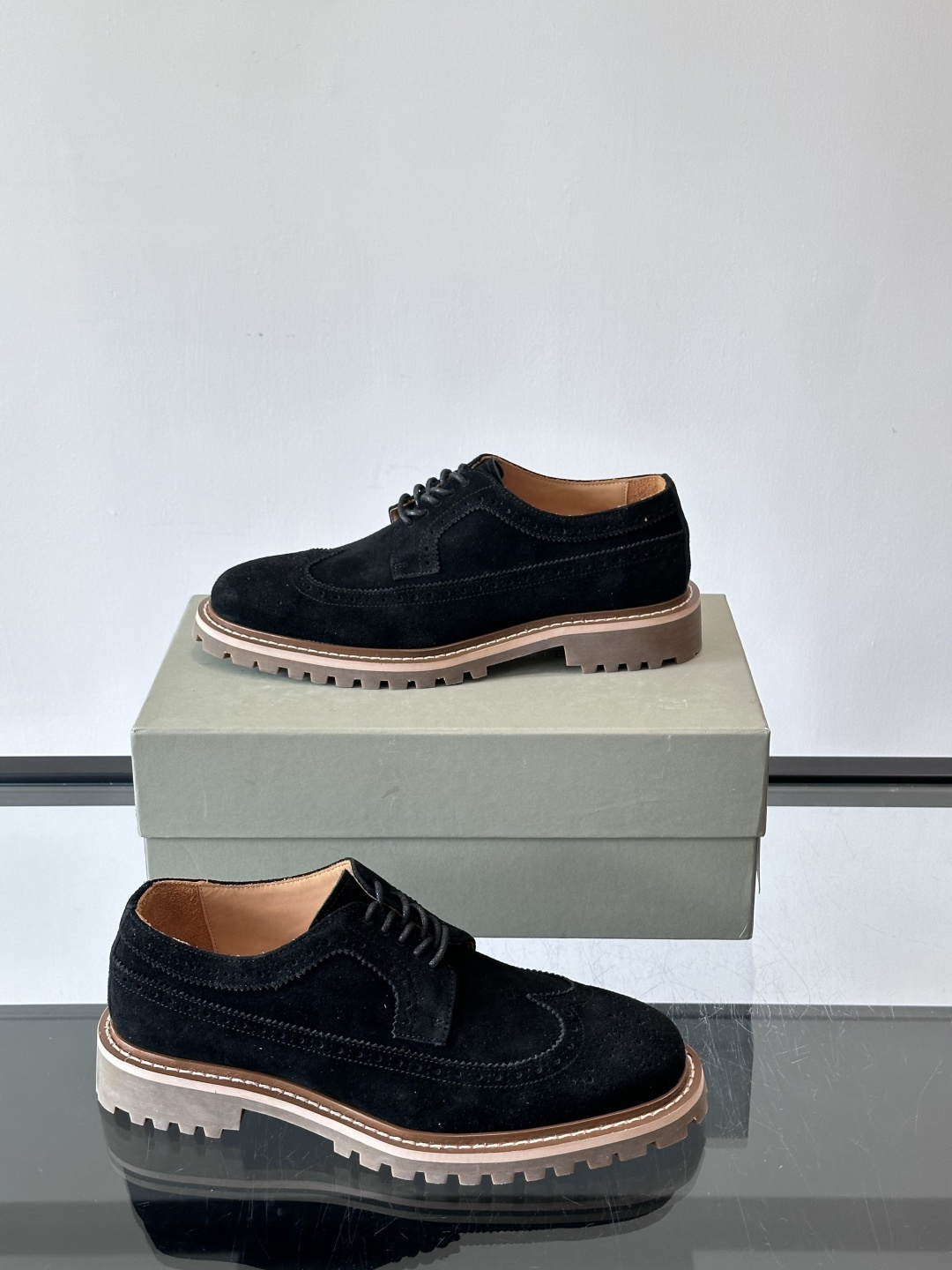 Brunello Cucinelli麂皮雕花德比鞋这双鞋来自意大利奢侈品牌Brunello Cucine