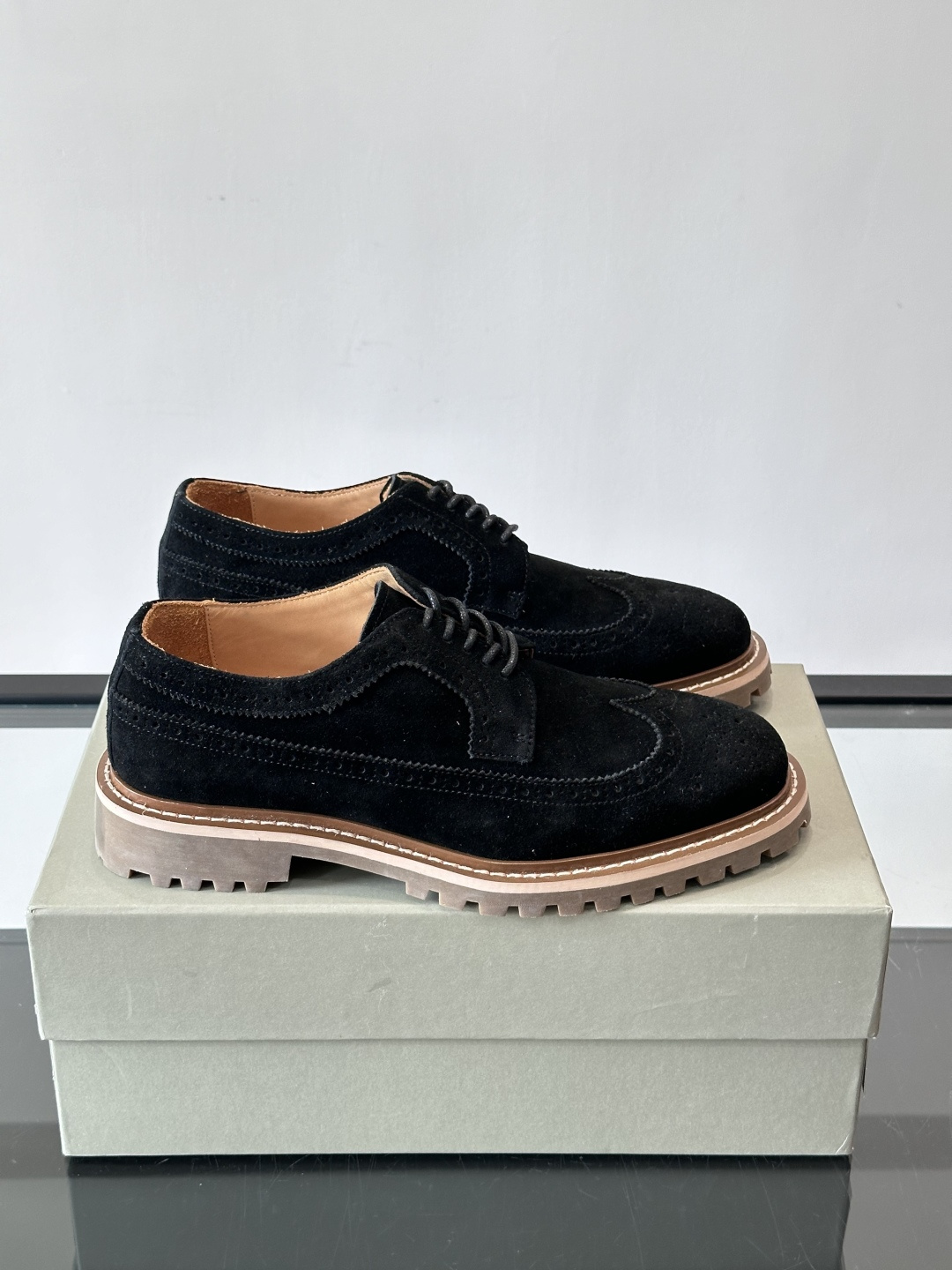 Brunello Cucinelli麂皮雕花德比鞋这双鞋来自意大利奢侈品牌Brunello Cucine