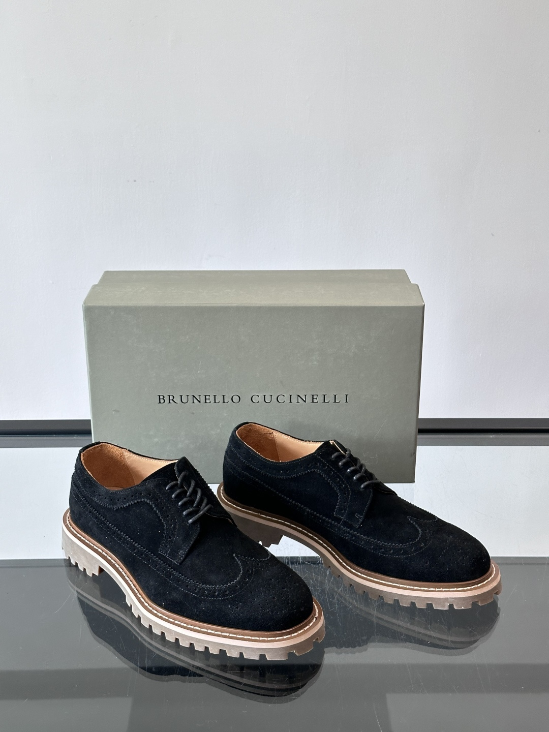 Brunello Cucinelli麂皮雕花德比鞋这双鞋来自意大利奢侈品牌Brunello Cucine