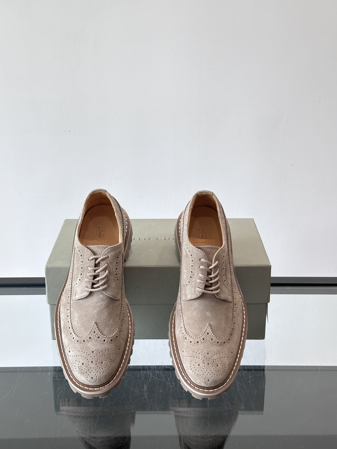 Brunello Cucinelli麂皮雕花德比鞋这双鞋来自意大利奢侈品牌Brunello Cucine