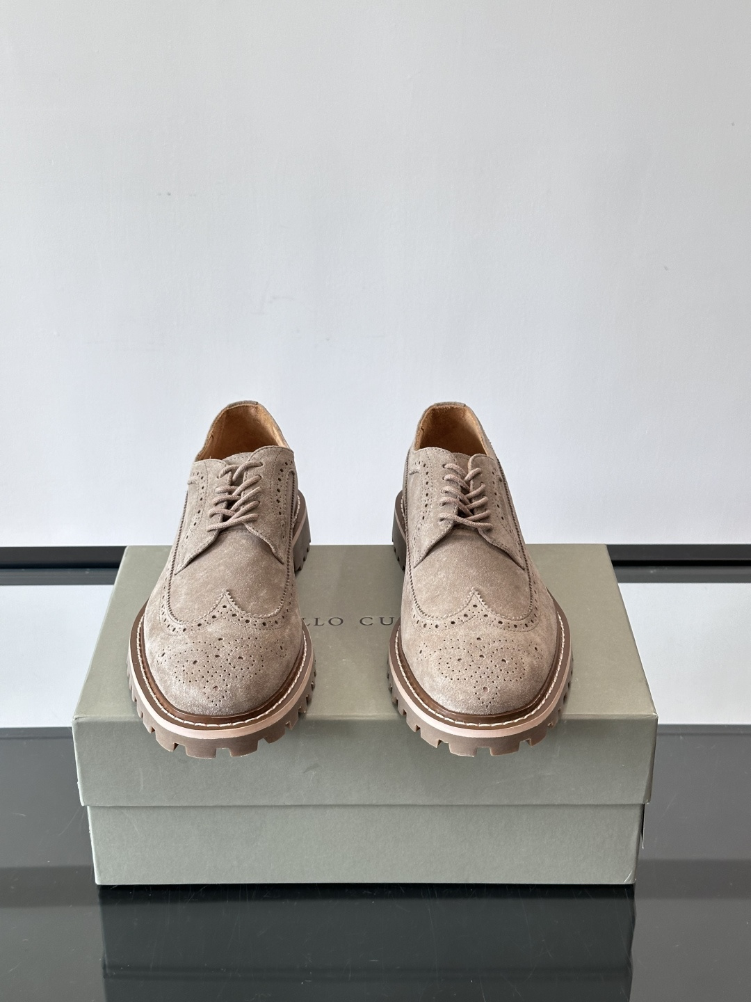 Brunello Cucinelli麂皮雕花德比鞋这双鞋来自意大利奢侈品牌Brunello Cucine