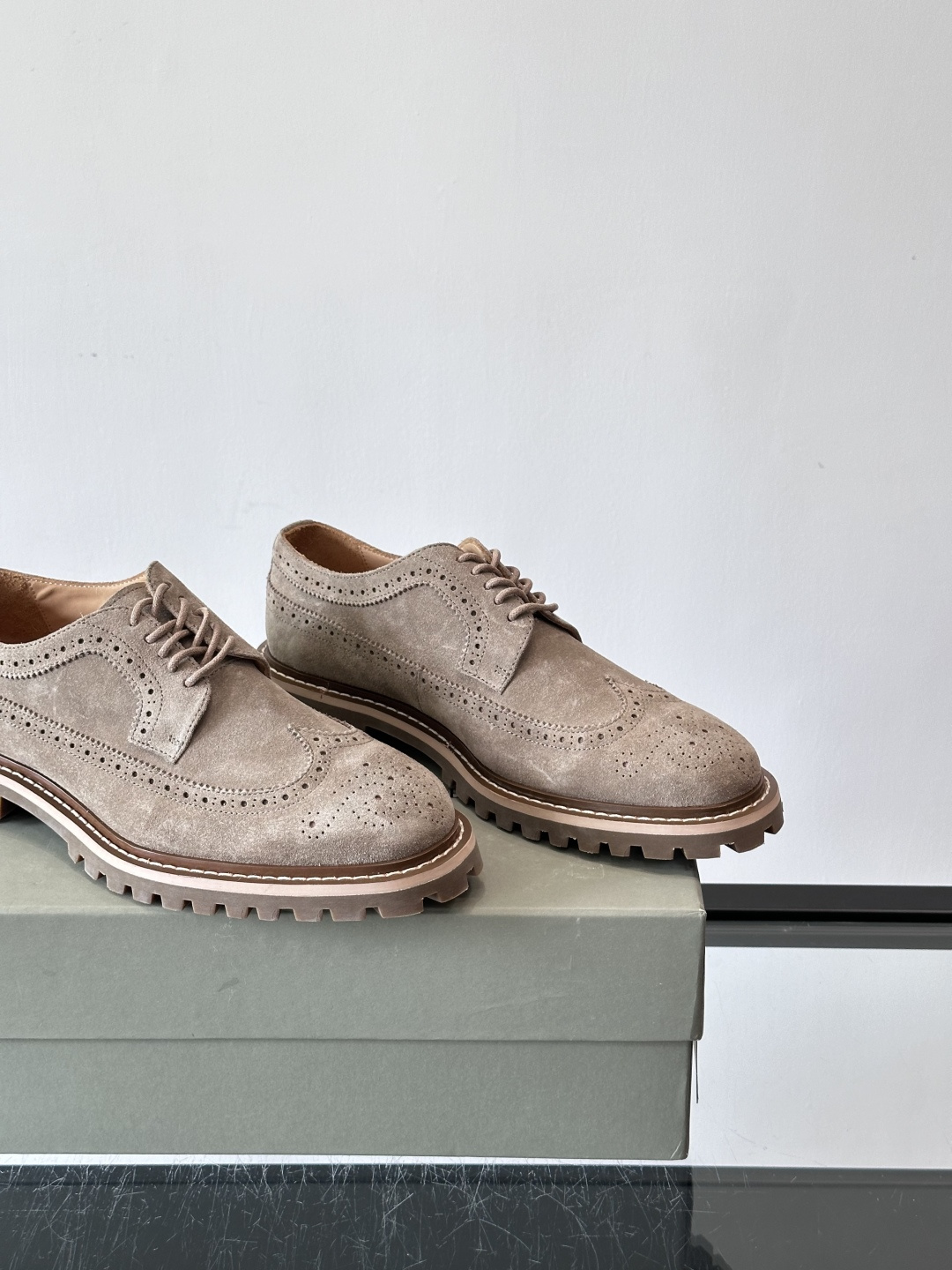 Brunello Cucinelli麂皮雕花德比鞋这双鞋来自意大利奢侈品牌Brunello Cucine