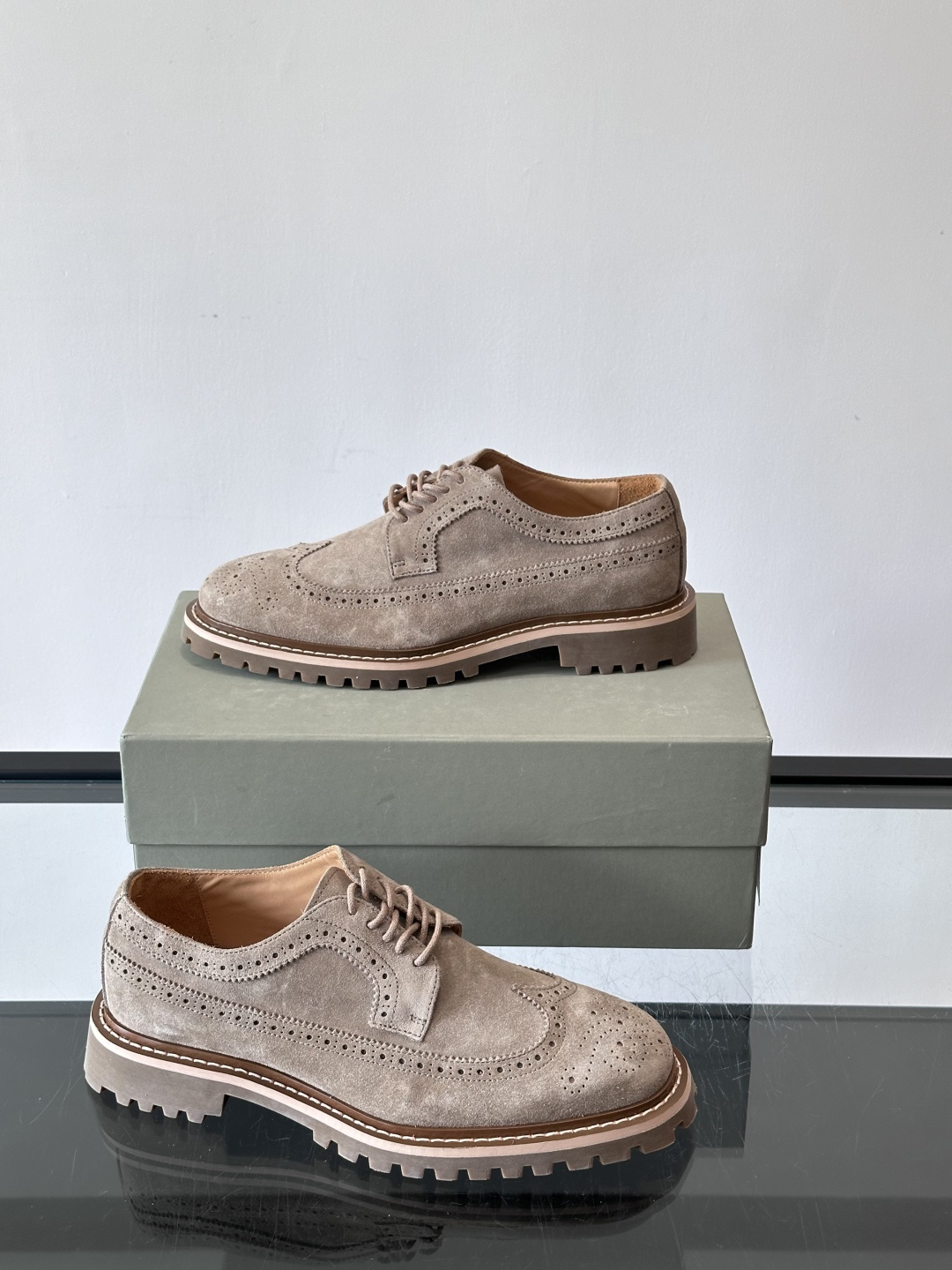 Brunello Cucinelli麂皮雕花德比鞋这双鞋来自意大利奢侈品牌Brunello Cucine