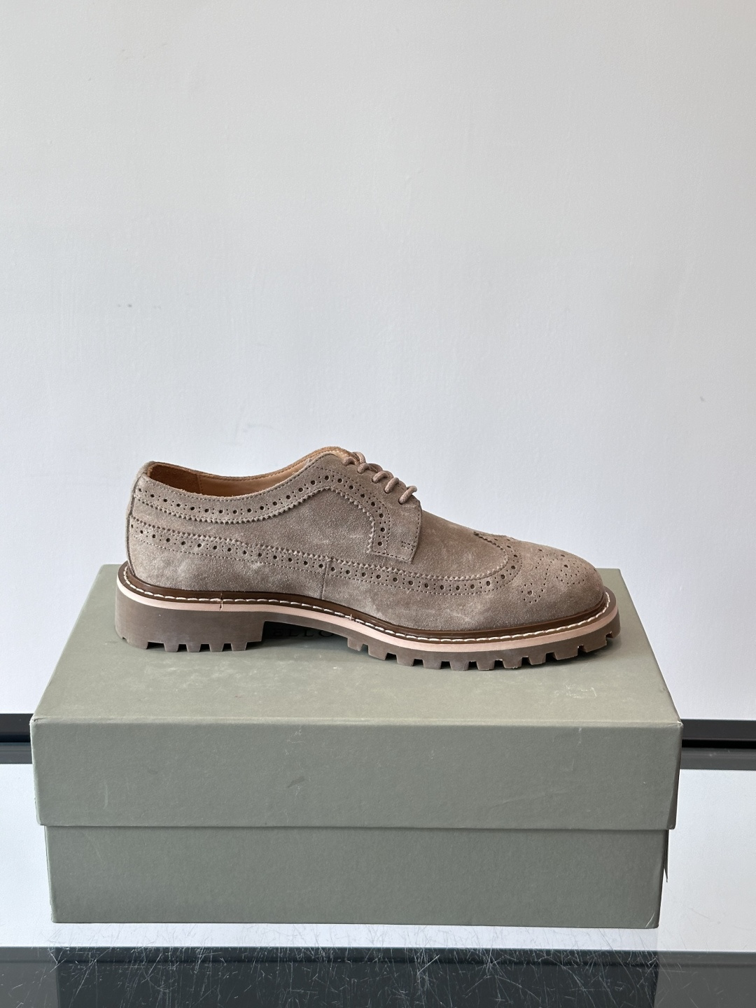 Brunello Cucinelli麂皮雕花德比鞋这双鞋来自意大利奢侈品牌Brunello Cucine