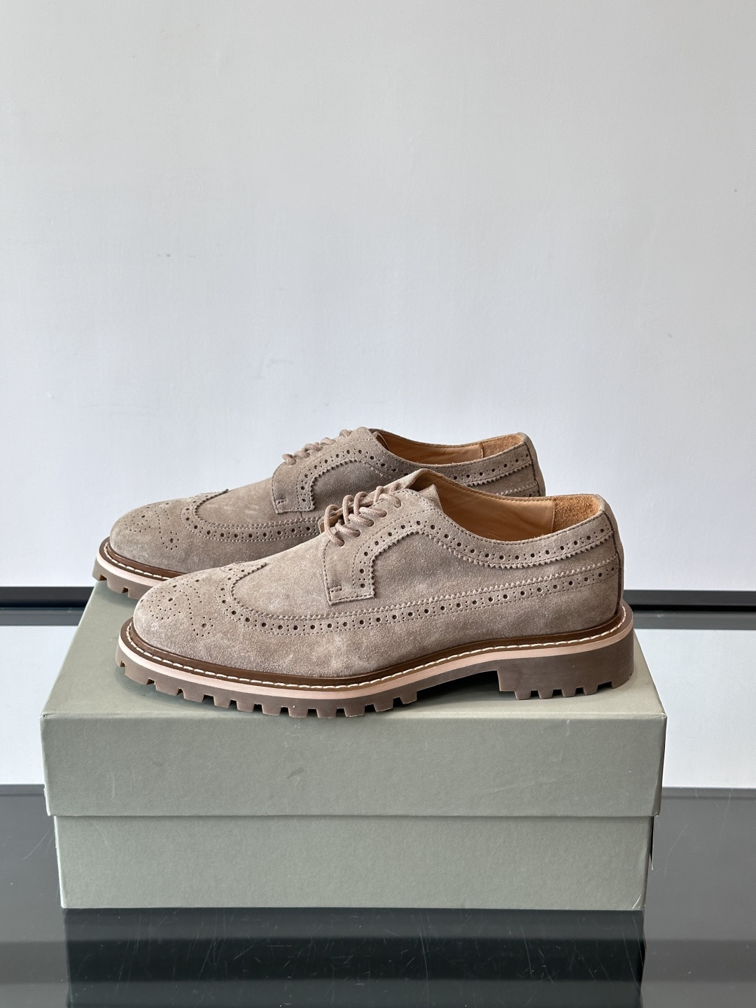 Brunello Cucinelli麂皮雕花德比鞋这双鞋来自意大利奢侈品牌Brunello Cucine