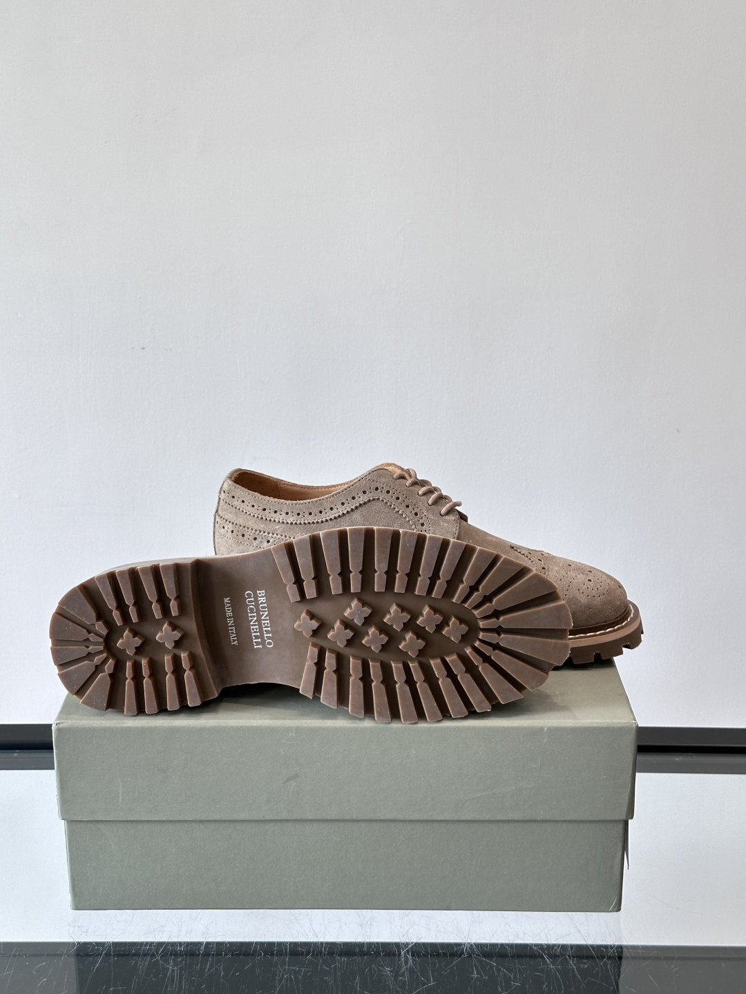 Brunello Cucinelli麂皮雕花德比鞋这双鞋来自意大利奢侈品牌Brunello Cucine