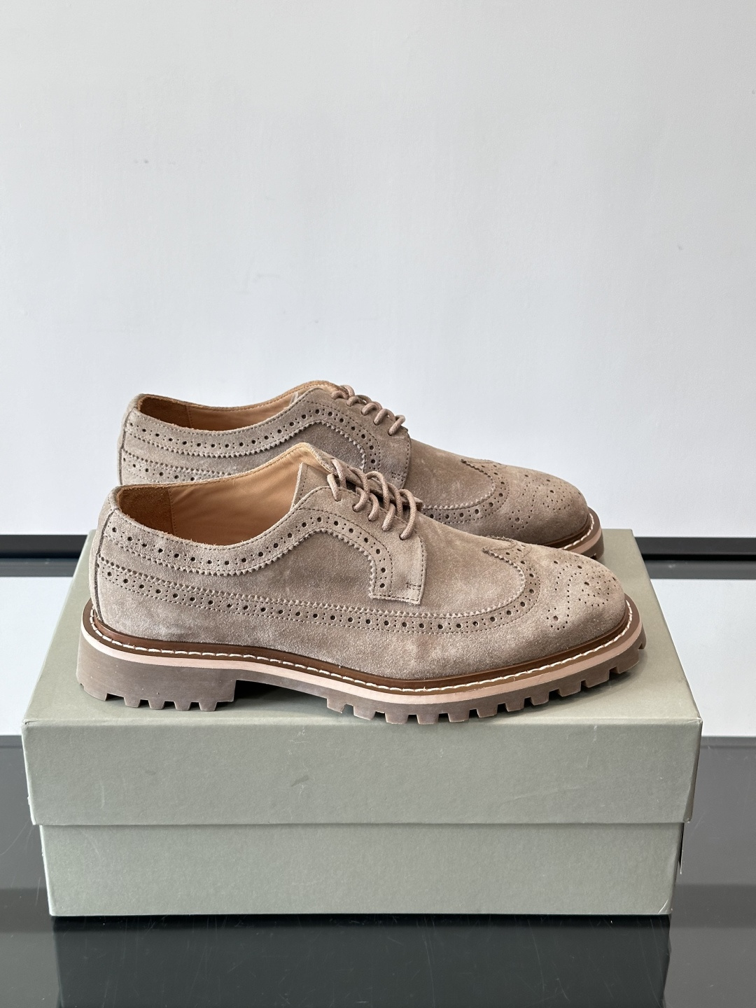 Brunello Cucinelli麂皮雕花德比鞋这双鞋来自意大利奢侈品牌Brunello Cucine