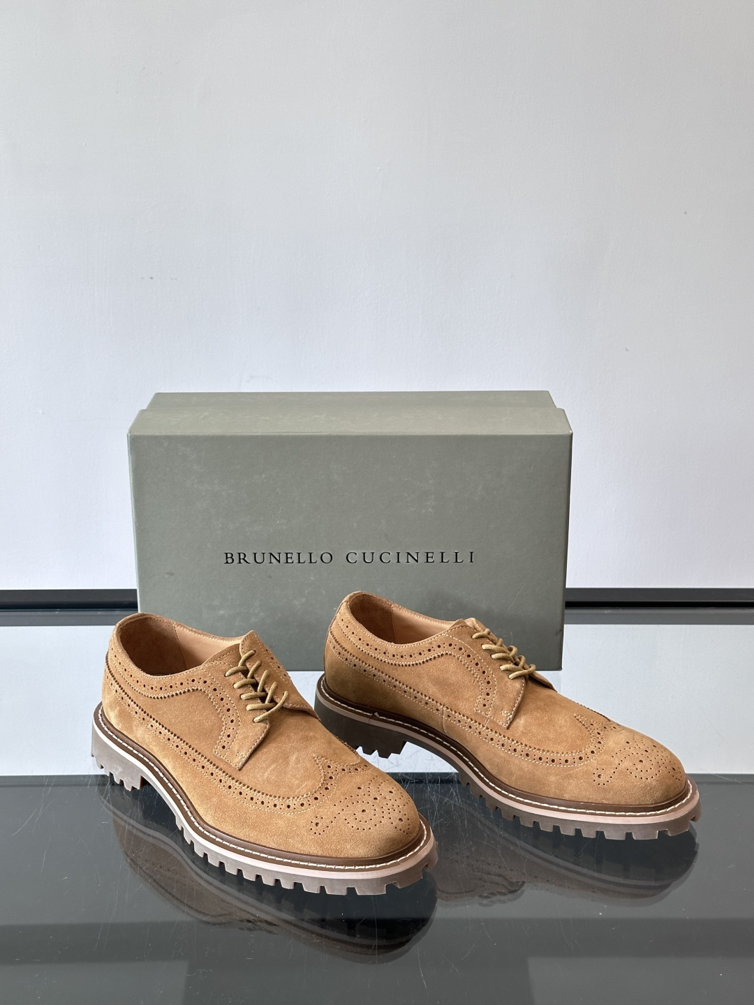 Brunello Cucinelli麂皮雕花德比鞋这双鞋来自意大利奢侈品牌Brunello Cucine