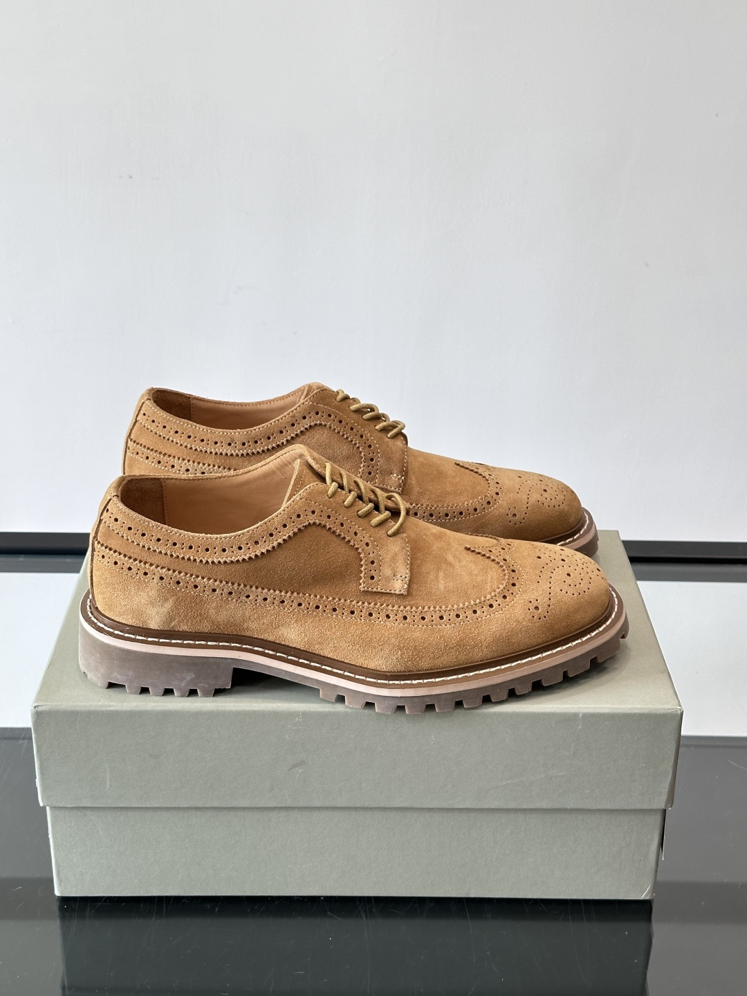 Brunello Cucinelli麂皮雕花德比鞋这双鞋来自意大利奢侈品牌Brunello Cucine