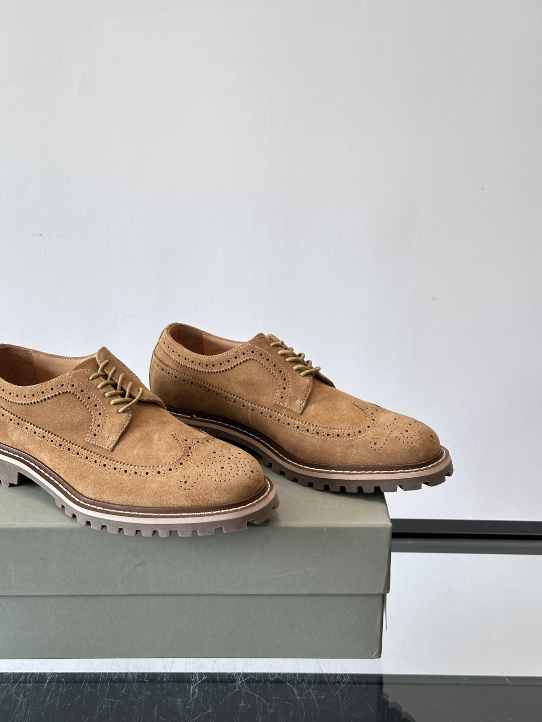 Brunello Cucinelli麂皮雕花德比鞋这双鞋来自意大利奢侈品牌Brunello Cucine