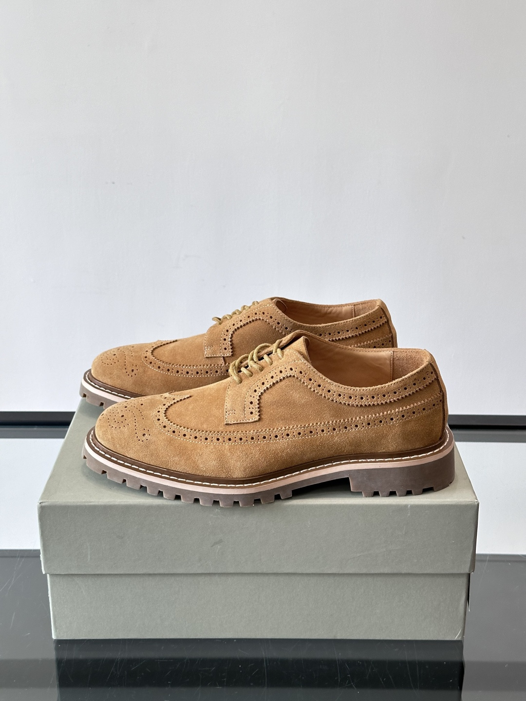 Brunello Cucinelli麂皮雕花德比鞋这双鞋来自意大利奢侈品牌Brunello Cucine