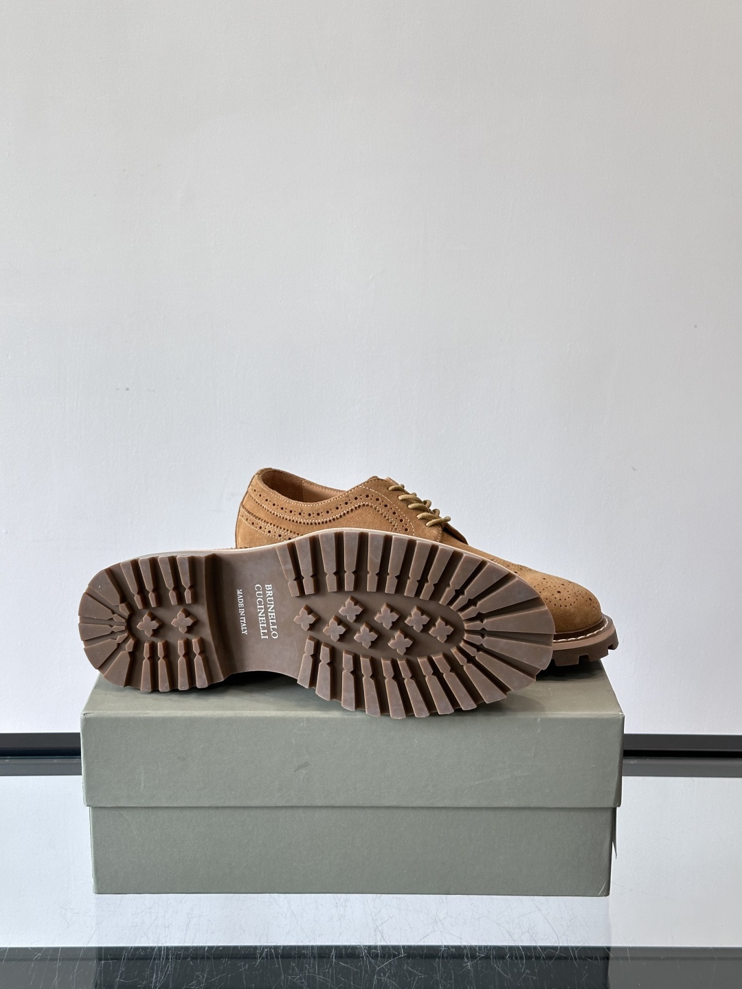 Brunello Cucinelli麂皮雕花德比鞋这双鞋来自意大利奢侈品牌Brunello Cucine