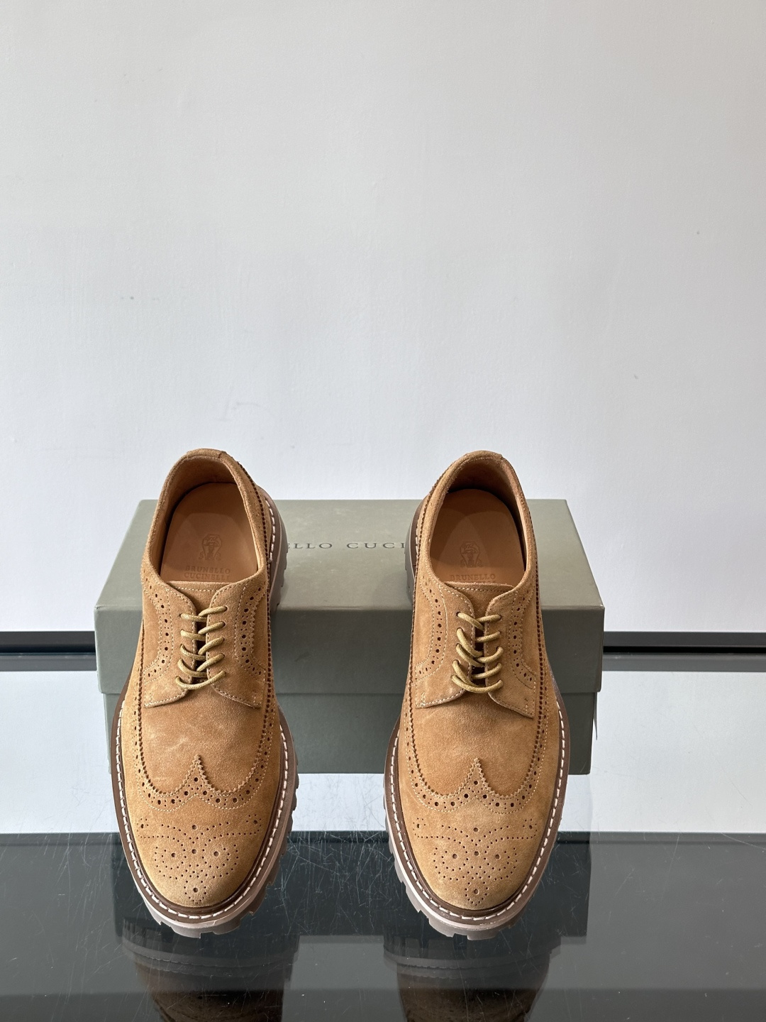 Brunello Cucinelli麂皮雕花德比鞋这双鞋来自意大利奢侈品牌Brunello Cucine