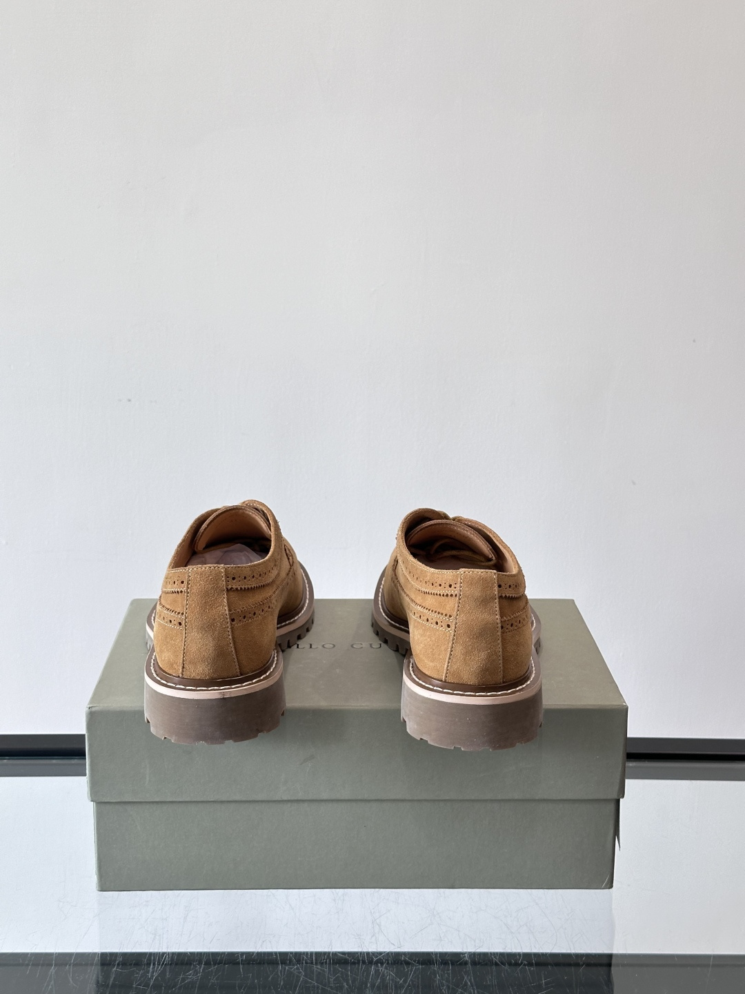 Brunello Cucinelli麂皮雕花德比鞋这双鞋来自意大利奢侈品牌Brunello Cucine