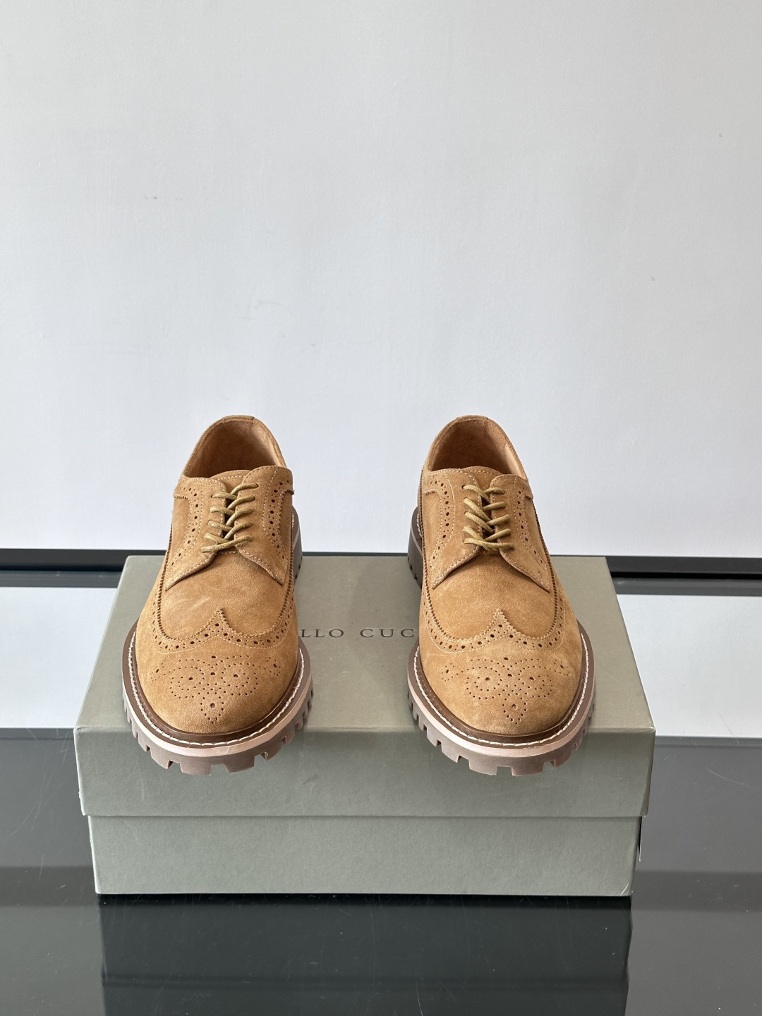 Brunello Cucinelli麂皮雕花德比鞋这双鞋来自意大利奢侈品牌Brunello Cucine