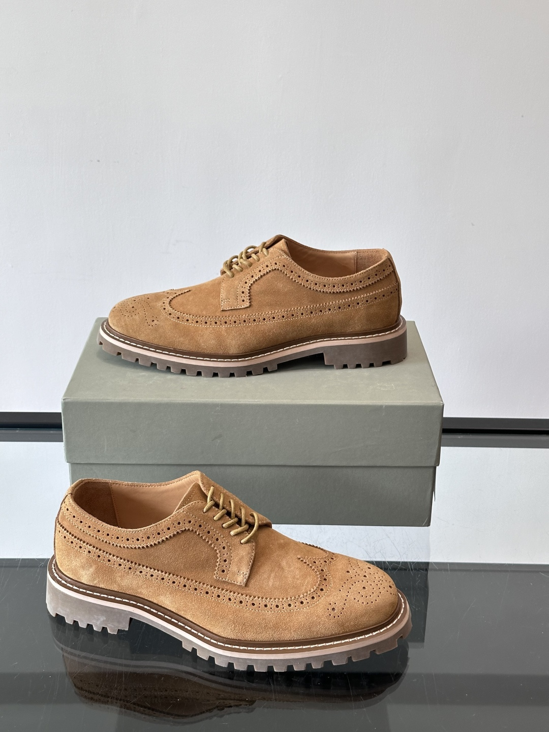 Brunello Cucinelli麂皮雕花德比鞋这双鞋来自意大利奢侈品牌Brunello Cucine