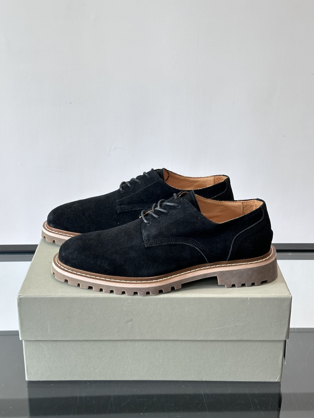 BC磨砂牛皮厚底德比鞋这款德比鞋选用磨砂牛皮，复古又高级。厚底橡胶鞋底耐磨防滑，悄悄增高约4cm，宽脚友