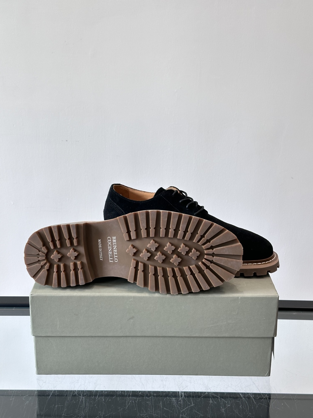 BC磨砂牛皮厚底德比鞋这款德比鞋选用磨砂牛皮，复古又高级。厚底橡胶鞋底耐磨防滑，悄悄增高约4cm，宽脚友