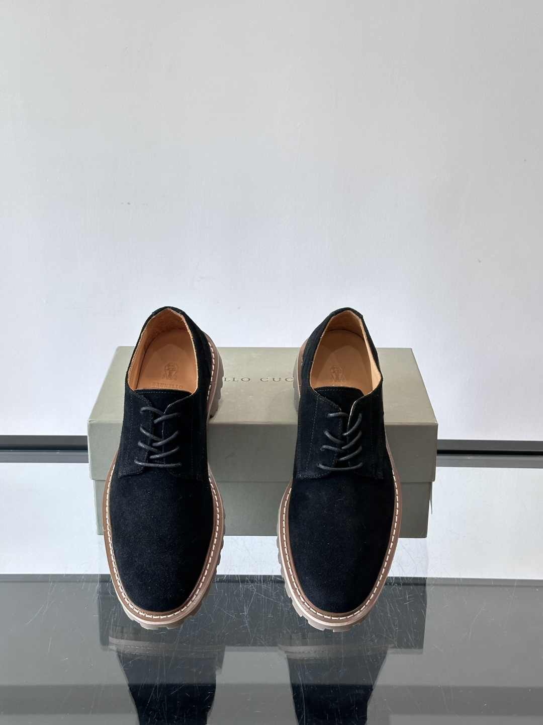 BC磨砂牛皮厚底德比鞋这款德比鞋选用磨砂牛皮，复古又高级。厚底橡胶鞋底耐磨防滑，悄悄增高约4cm，宽脚友