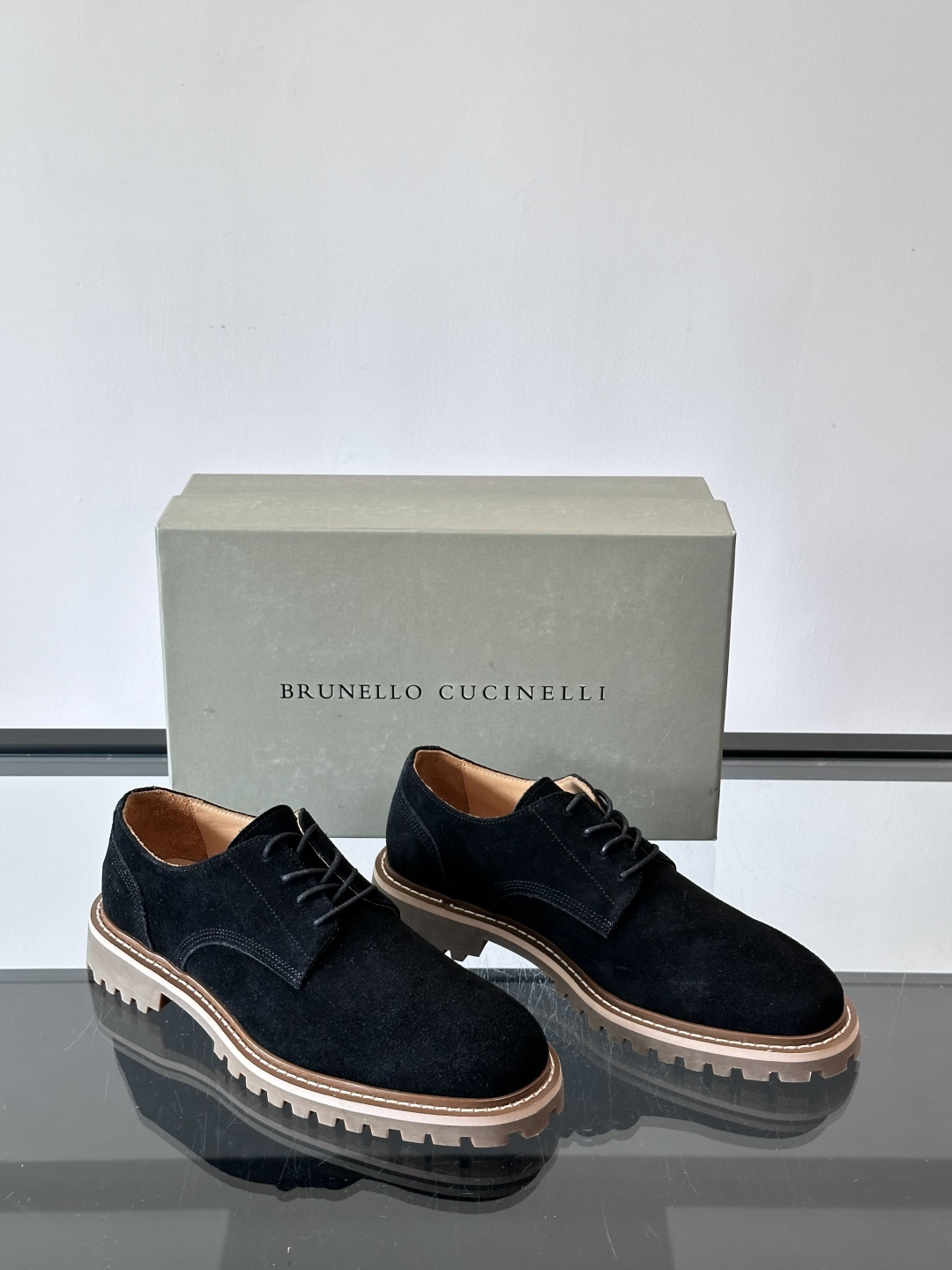 BC磨砂牛皮厚底德比鞋这款德比鞋选用磨砂牛皮，复古又高级。厚底橡胶鞋底耐磨防滑，悄悄增高约4cm，宽脚友