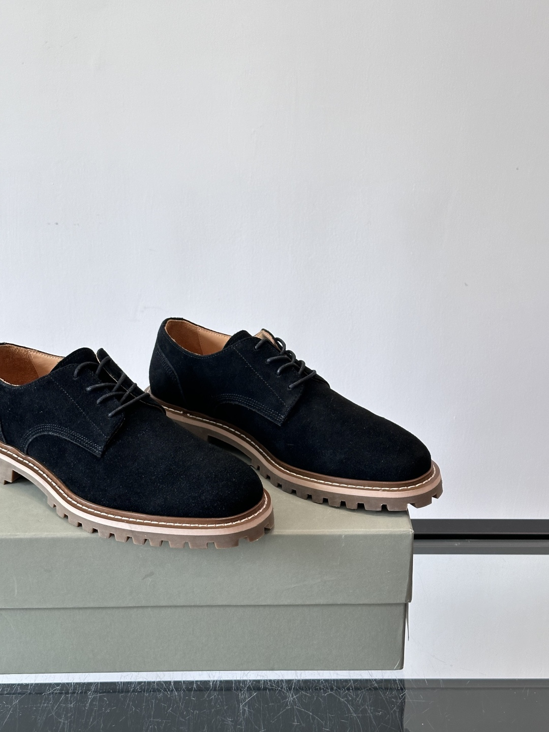 BC磨砂牛皮厚底德比鞋这款德比鞋选用磨砂牛皮，复古又高级。厚底橡胶鞋底耐磨防滑，悄悄增高约4cm，宽脚友