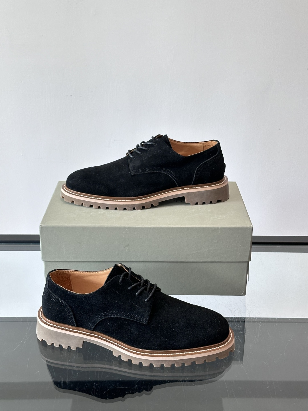 BC磨砂牛皮厚底德比鞋这款德比鞋选用磨砂牛皮，复古又高级。厚底橡胶鞋底耐磨防滑，悄悄增高约4cm，宽脚友