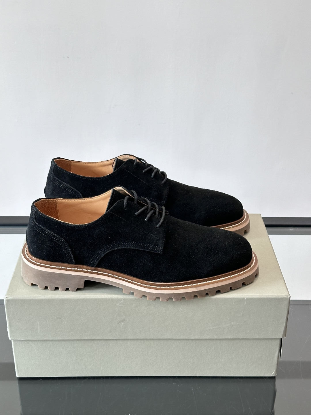 BC磨砂牛皮厚底德比鞋这款德比鞋选用磨砂牛皮，复古又高级。厚底橡胶鞋底耐磨防滑，悄悄增高约4cm，宽脚友