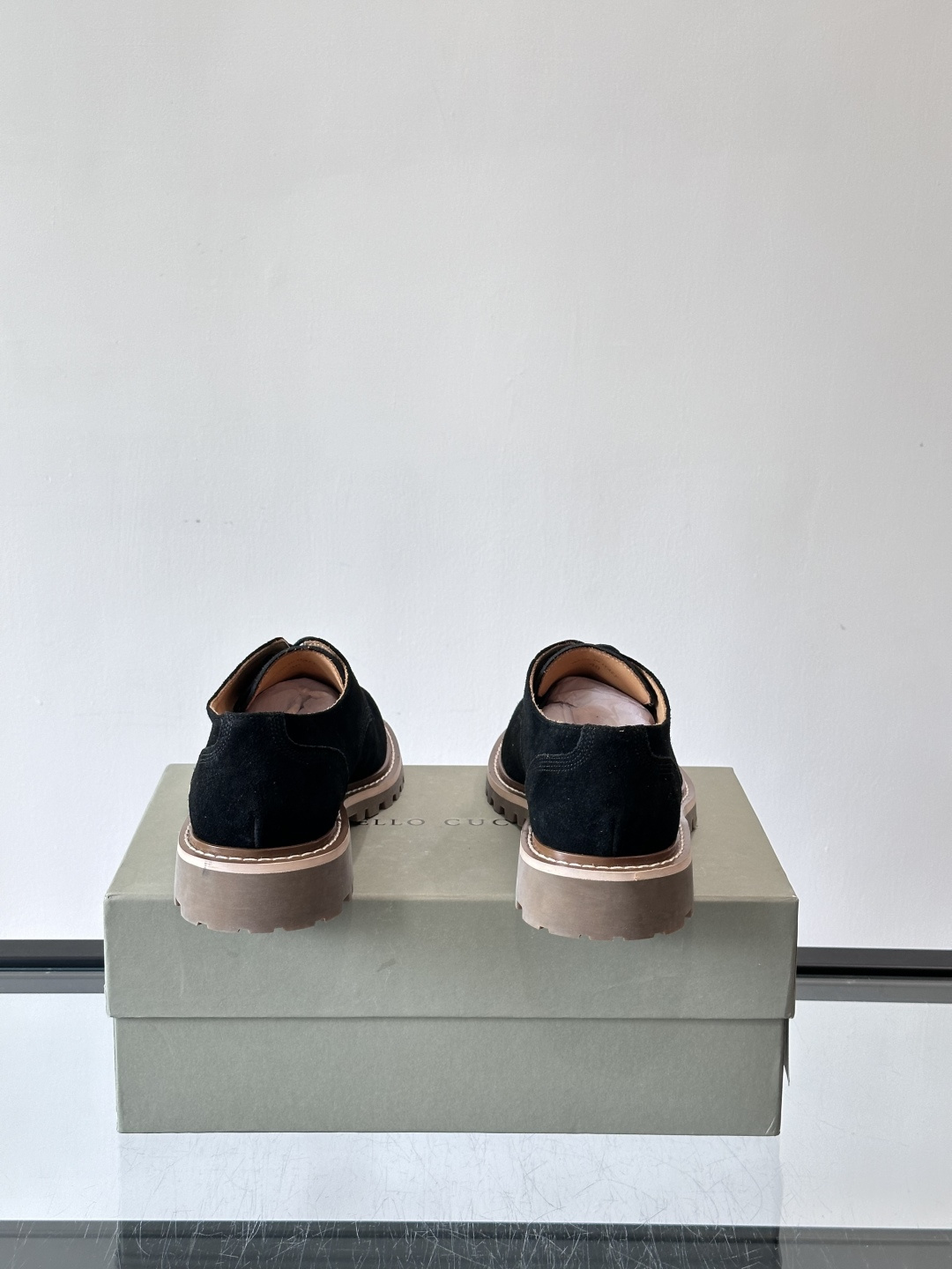 BC磨砂牛皮厚底德比鞋这款德比鞋选用磨砂牛皮，复古又高级。厚底橡胶鞋底耐磨防滑，悄悄增高约4cm，宽脚友