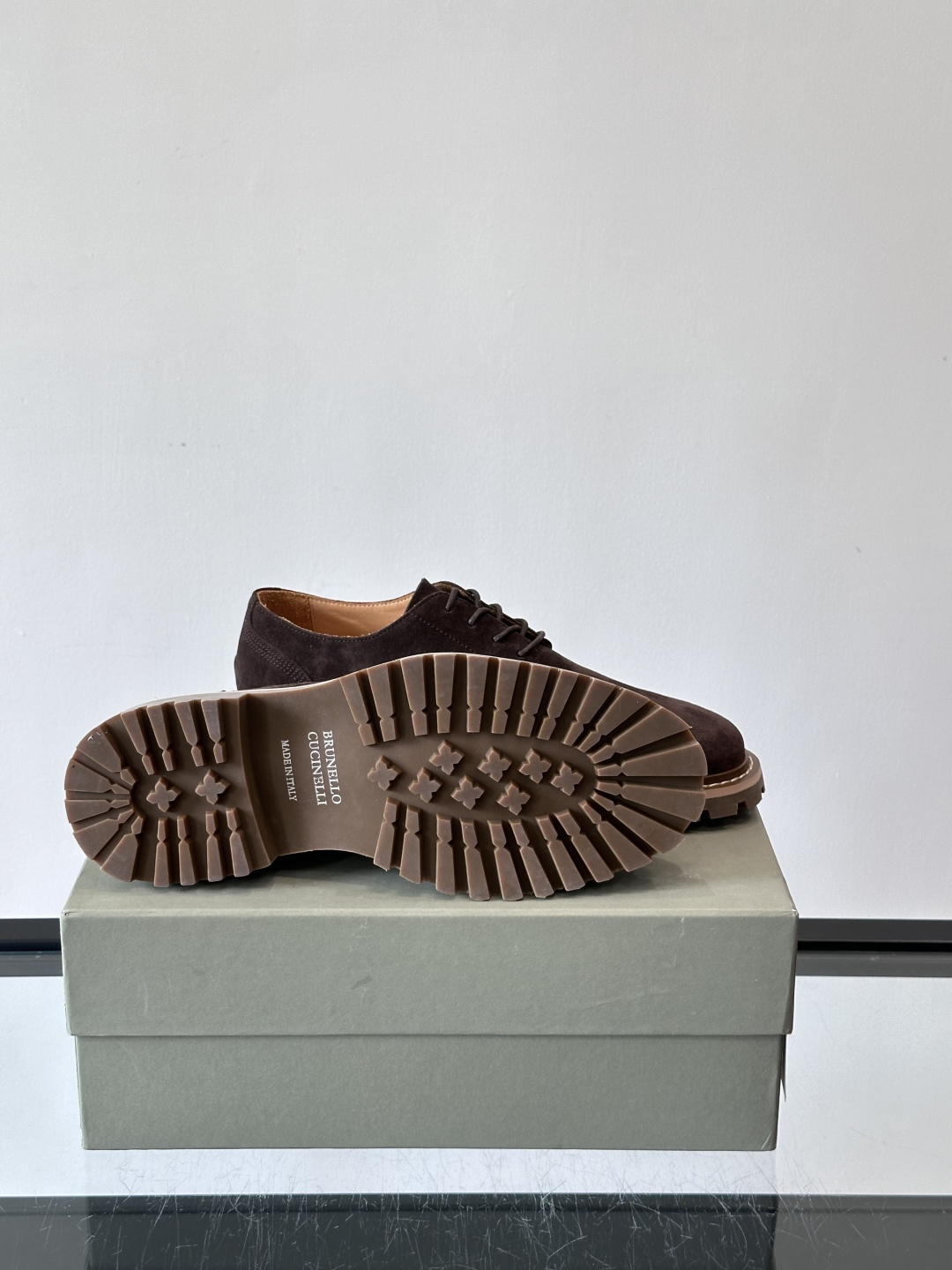 BC磨砂牛皮厚底德比鞋这款德比鞋选用磨砂牛皮，复古又高级。厚底橡胶鞋底耐磨防滑，悄悄增高约4cm，宽脚友