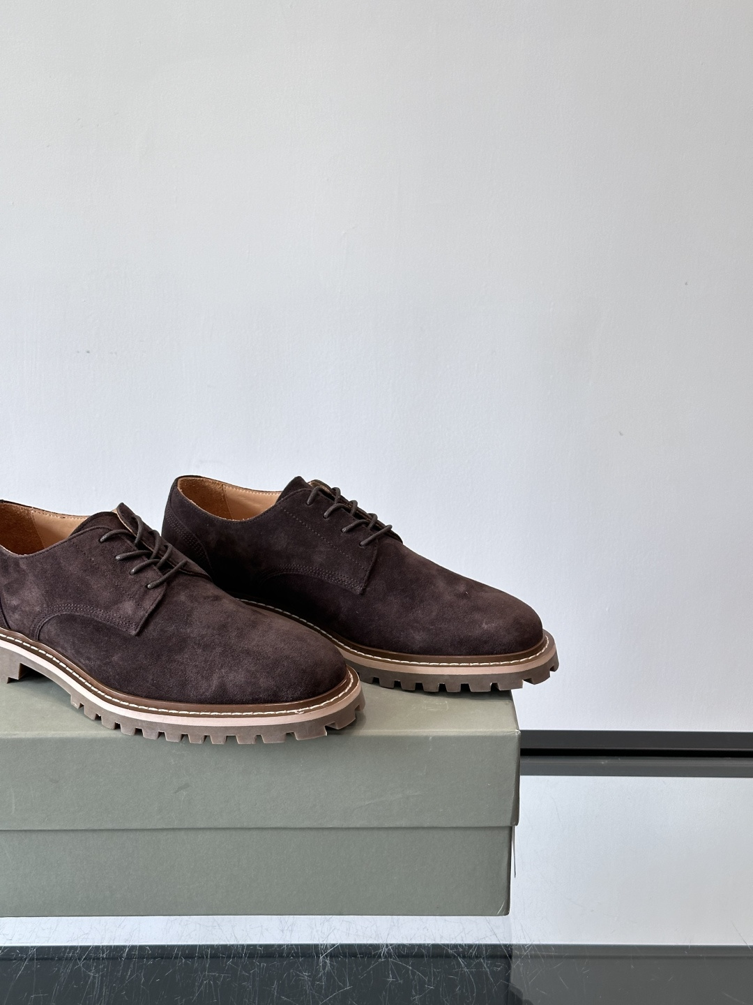 BC磨砂牛皮厚底德比鞋这款德比鞋选用磨砂牛皮，复古又高级。厚底橡胶鞋底耐磨防滑，悄悄增高约4cm，宽脚友