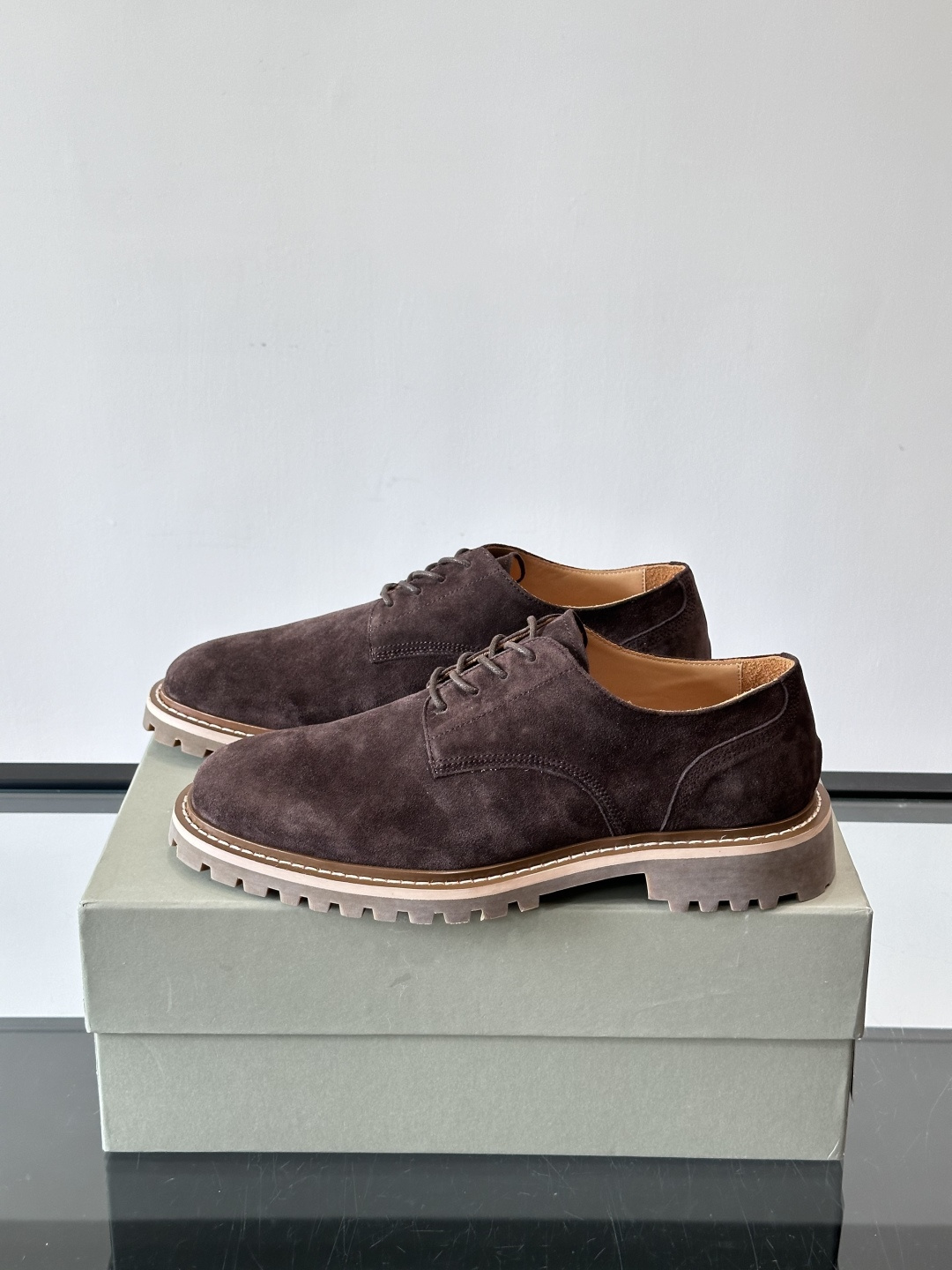 BC磨砂牛皮厚底德比鞋这款德比鞋选用磨砂牛皮，复古又高级。厚底橡胶鞋底耐磨防滑，悄悄增高约4cm，宽脚友