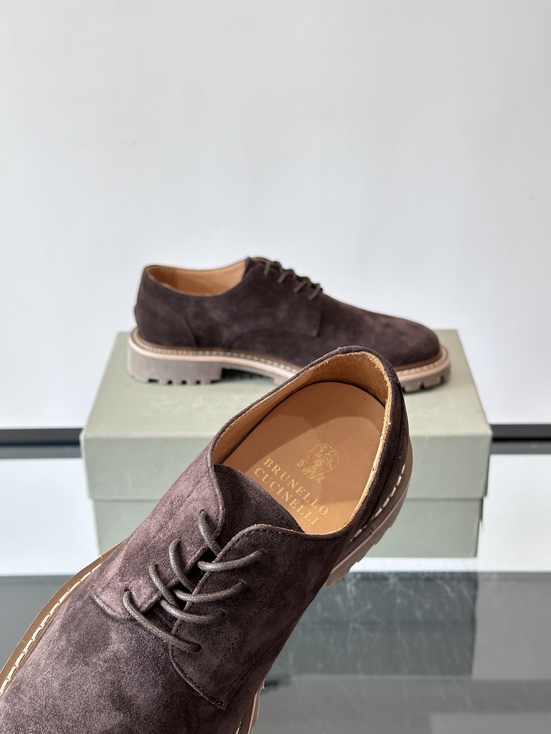 BC磨砂牛皮厚底德比鞋这款德比鞋选用磨砂牛皮，复古又高级。厚底橡胶鞋底耐磨防滑，悄悄增高约4cm，宽脚友