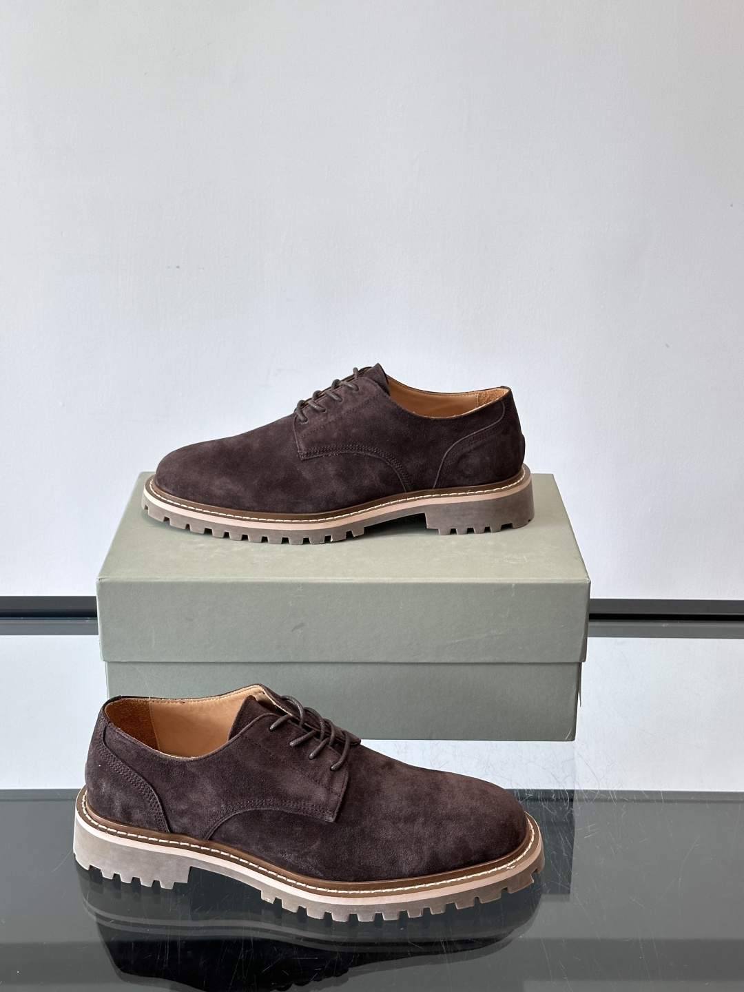 BC磨砂牛皮厚底德比鞋这款德比鞋选用磨砂牛皮，复古又高级。厚底橡胶鞋底耐磨防滑，悄悄增高约4cm，宽脚友