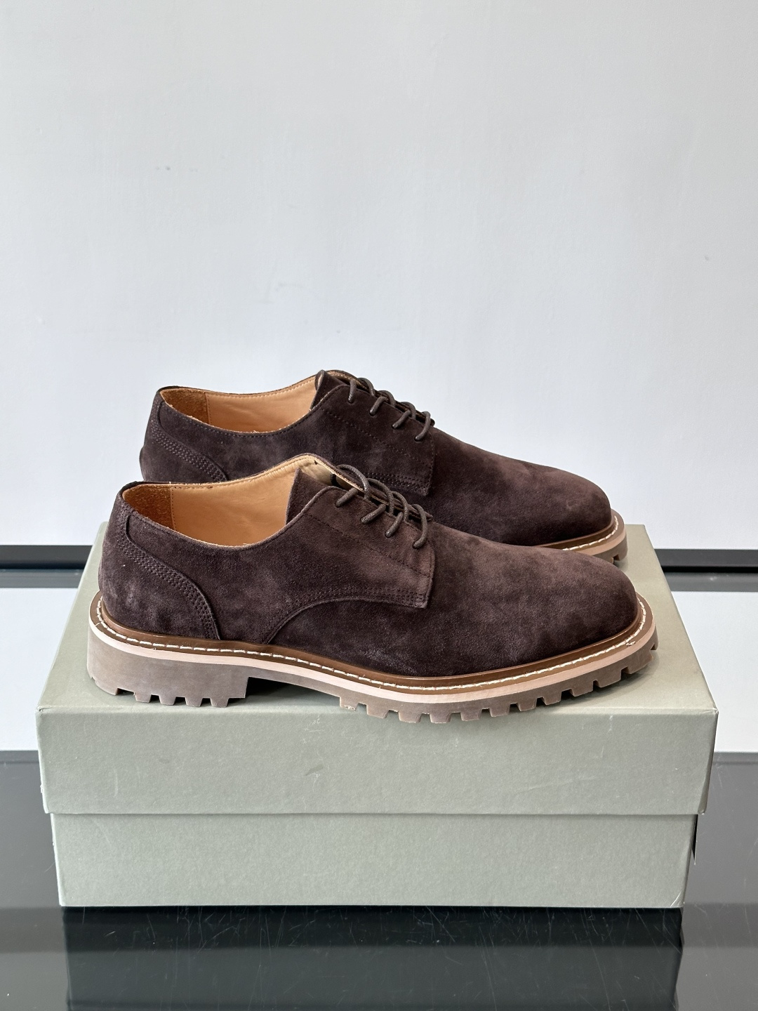 BC磨砂牛皮厚底德比鞋这款德比鞋选用磨砂牛皮，复古又高级。厚底橡胶鞋底耐磨防滑，悄悄增高约4cm，宽脚友