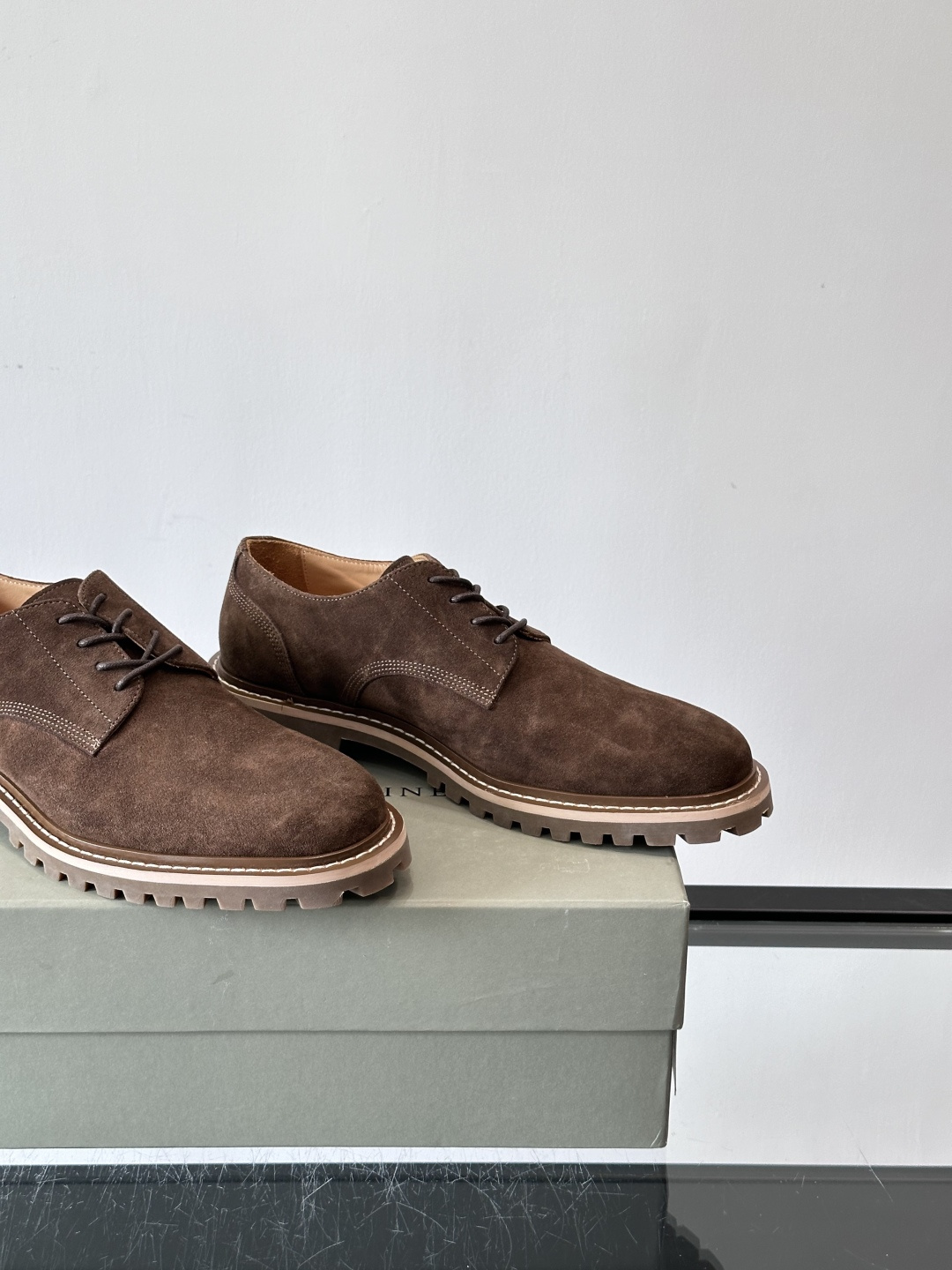 BC磨砂牛皮厚底德比鞋这款德比鞋选用磨砂牛皮，复古又高级。厚底橡胶鞋底耐磨防滑，悄悄增高约4cm，宽脚友