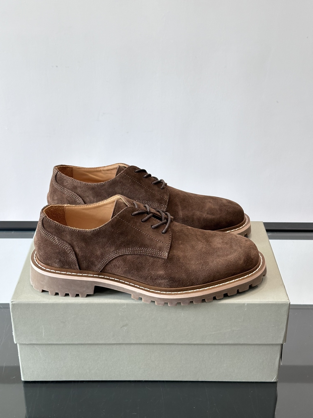 BC磨砂牛皮厚底德比鞋这款德比鞋选用磨砂牛皮，复古又高级。厚底橡胶鞋底耐磨防滑，悄悄增高约4cm，宽脚友