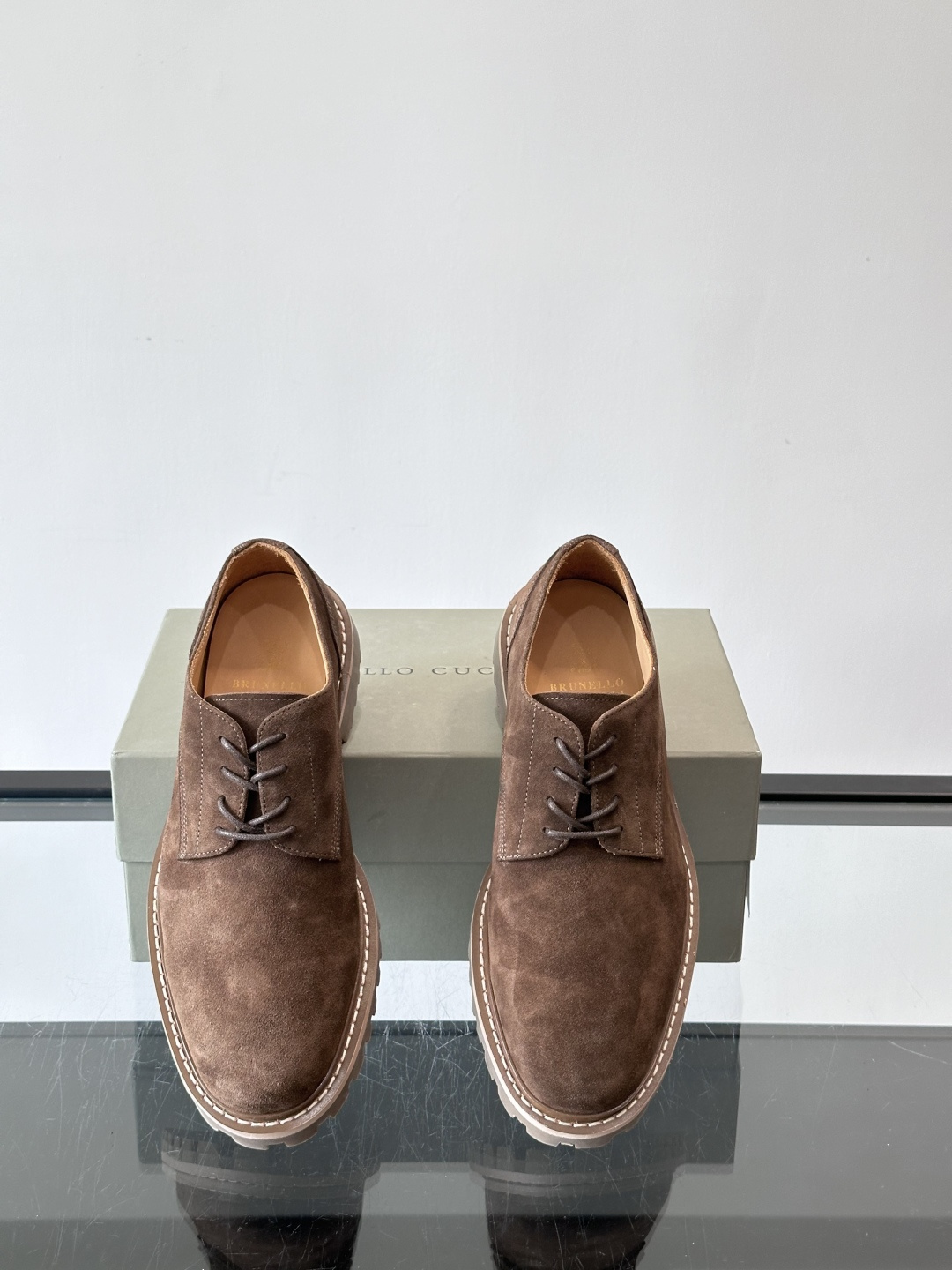 BC磨砂牛皮厚底德比鞋这款德比鞋选用磨砂牛皮，复古又高级。厚底橡胶鞋底耐磨防滑，悄悄增高约4cm，宽脚友