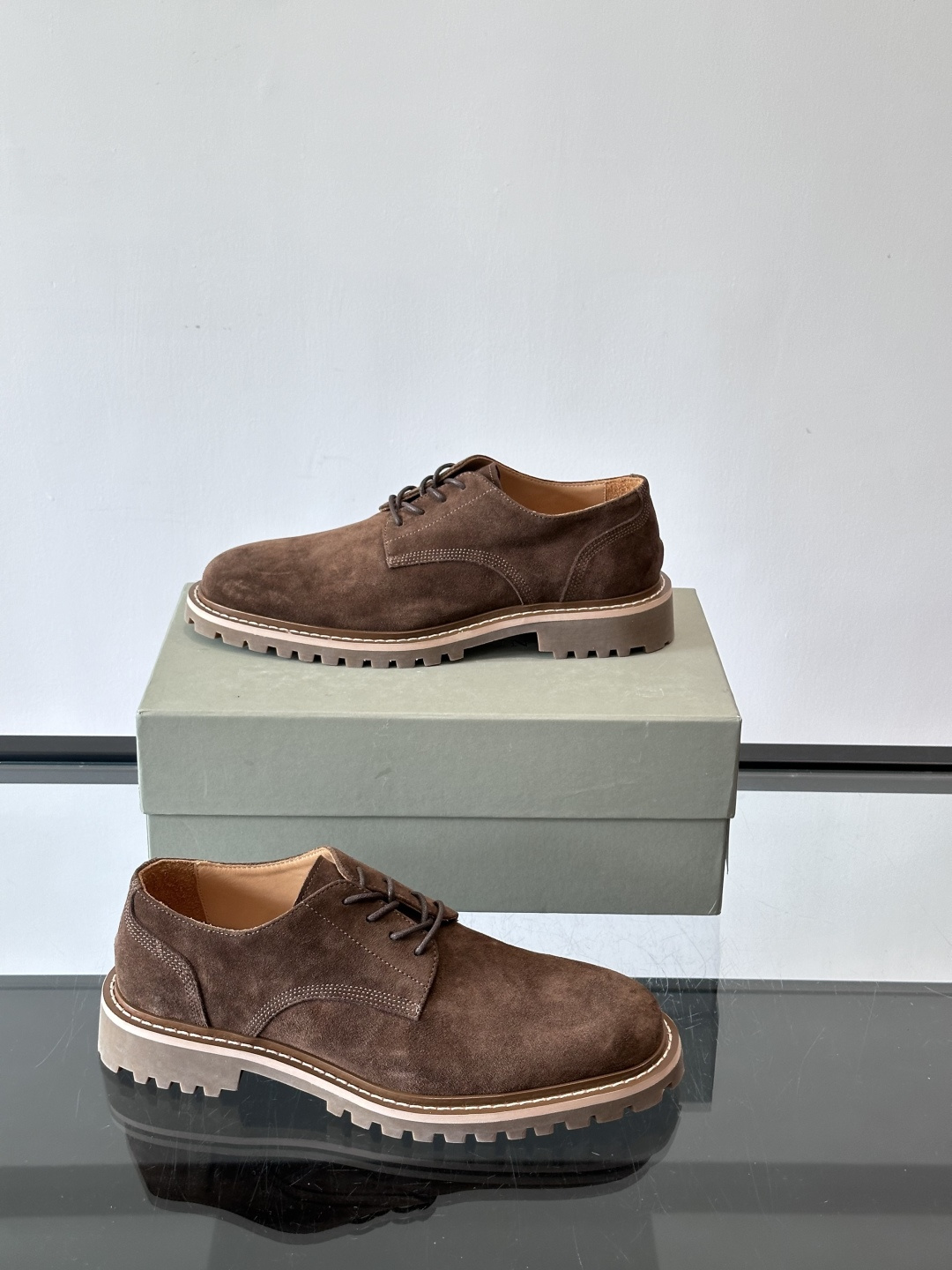 BC磨砂牛皮厚底德比鞋这款德比鞋选用磨砂牛皮，复古又高级。厚底橡胶鞋底耐磨防滑，悄悄增高约4cm，宽脚友