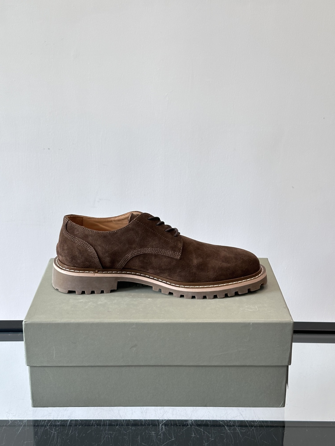 BC磨砂牛皮厚底德比鞋这款德比鞋选用磨砂牛皮，复古又高级。厚底橡胶鞋底耐磨防滑，悄悄增高约4cm，宽脚友