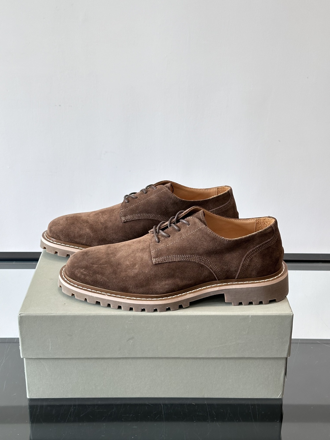 BC磨砂牛皮厚底德比鞋这款德比鞋选用磨砂牛皮，复古又高级。厚底橡胶鞋底耐磨防滑，悄悄增高约4cm，宽脚友