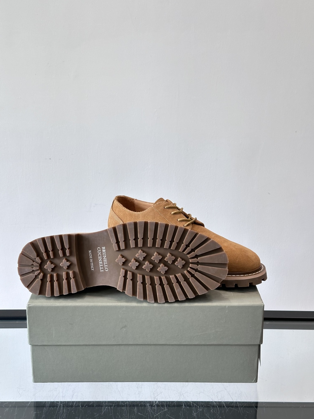 BC磨砂牛皮厚底德比鞋这款德比鞋选用磨砂牛皮，复古又高级。厚底橡胶鞋底耐磨防滑，悄悄增高约4cm，宽脚友