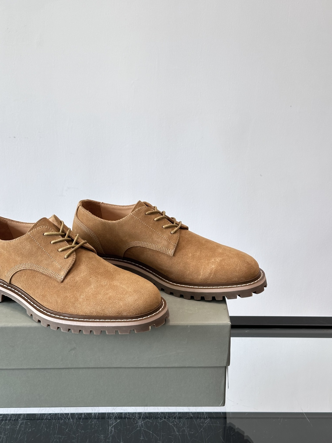 BC磨砂牛皮厚底德比鞋这款德比鞋选用磨砂牛皮，复古又高级。厚底橡胶鞋底耐磨防滑，悄悄增高约4cm，宽脚友