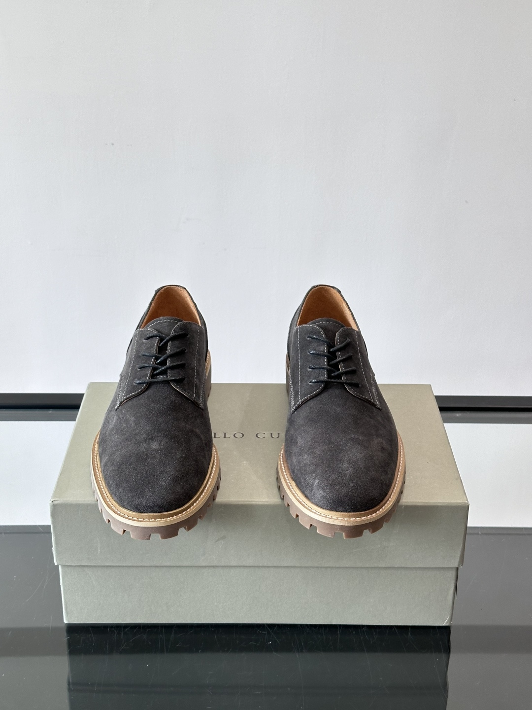 BC磨砂牛皮厚底德比鞋这款德比鞋选用磨砂牛皮，复古又高级。厚底橡胶鞋底耐磨防滑，悄悄增高约4cm，宽脚友