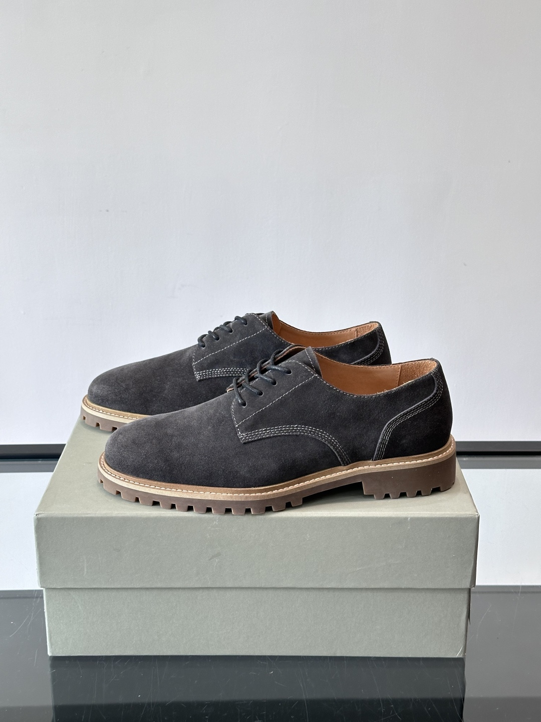 BC磨砂牛皮厚底德比鞋这款德比鞋选用磨砂牛皮，复古又高级。厚底橡胶鞋底耐磨防滑，悄悄增高约4cm，宽脚友