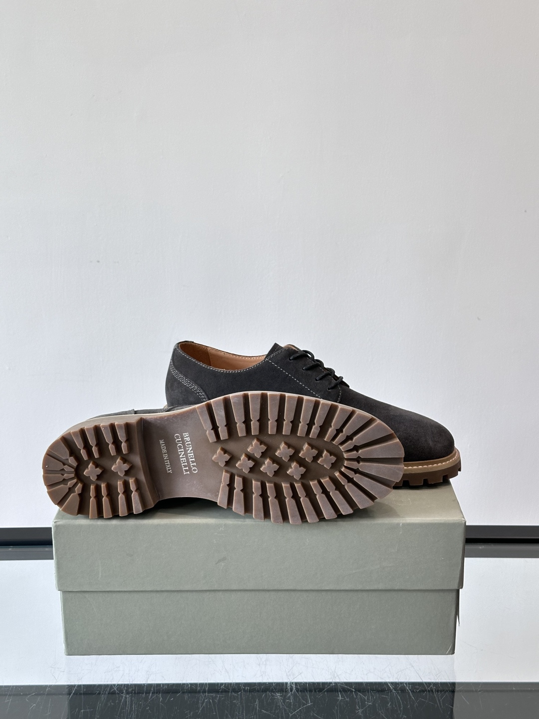 BC磨砂牛皮厚底德比鞋这款德比鞋选用磨砂牛皮，复古又高级。厚底橡胶鞋底耐磨防滑，悄悄增高约4cm，宽脚友