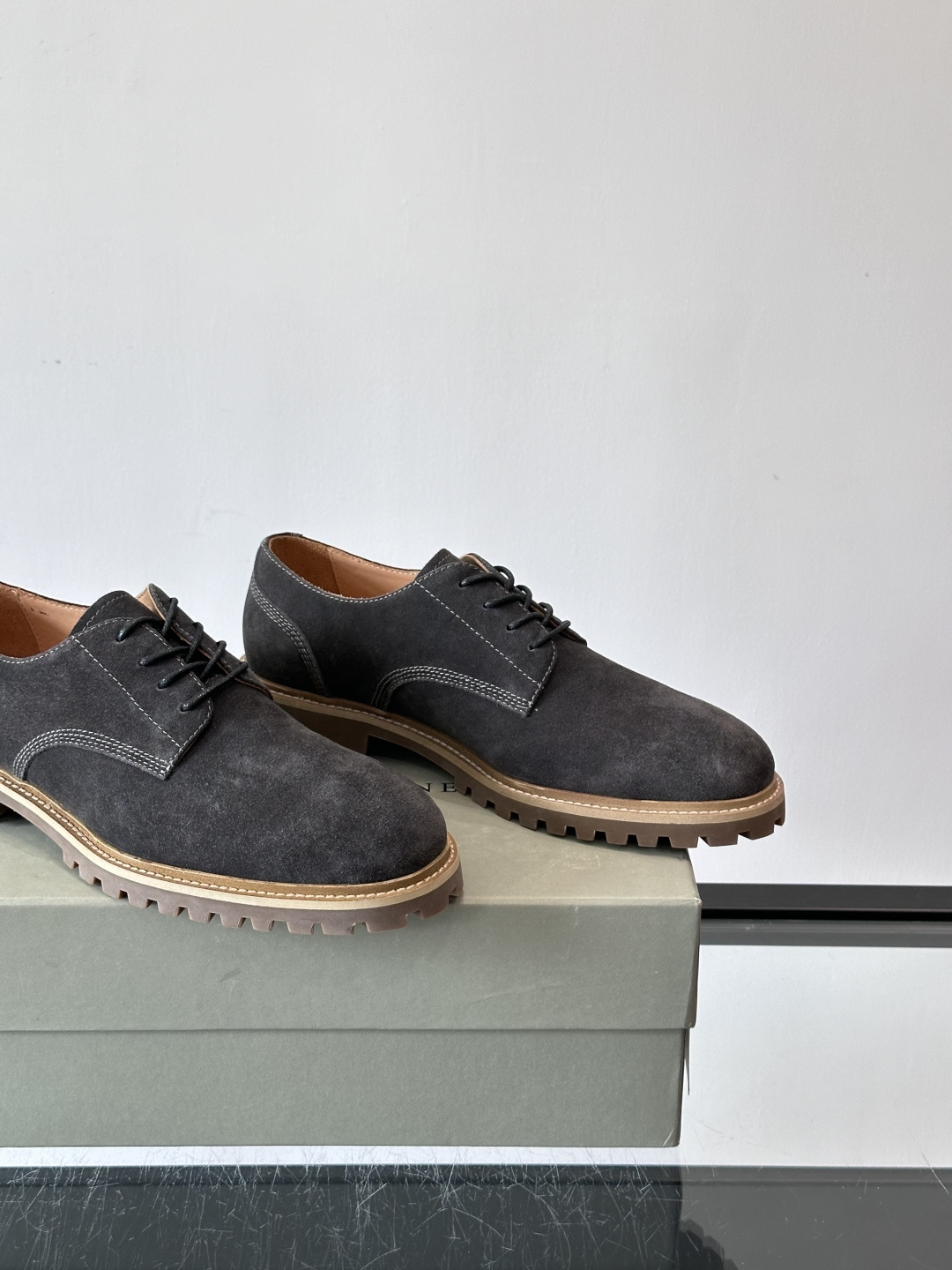 BC磨砂牛皮厚底德比鞋这款德比鞋选用磨砂牛皮，复古又高级。厚底橡胶鞋底耐磨防滑，悄悄增高约4cm，宽脚友