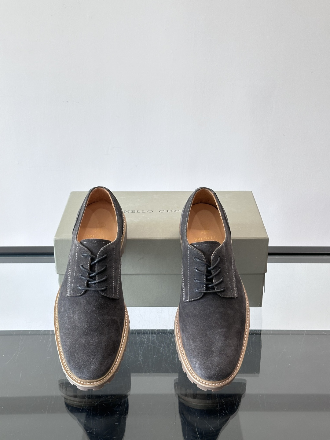 BC磨砂牛皮厚底德比鞋这款德比鞋选用磨砂牛皮，复古又高级。厚底橡胶鞋底耐磨防滑，悄悄增高约4cm，宽脚友